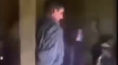 فيديو قديم يظهر جنديًا من جيش الأسد يعتدي على رجل وزوجته