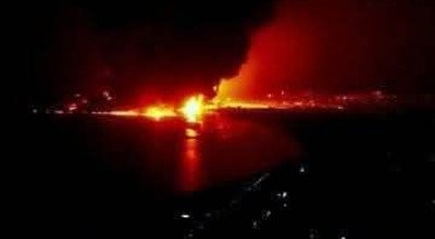الصورة لغارة إسرائيلية على ميناء الحديدة وليست لأمريكية في جزيرة كمران