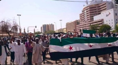 ما حقيقة رفع السودانيين العلم السوري بمظاهراتهم ضد الإمارات؟
