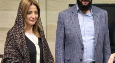 الصورة لمذيعة قناة العربية بجانب أحمد الشرع وليست زوجته
