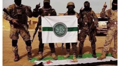 صورة قديمة قيل إنها التُقطت مؤخرًا من سوريا لعناصر من تحرير الشام يدوسون علم الثورة