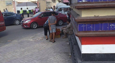 حقيقة فبركة صورة جندي يبيع الخضار بالإسكندرية