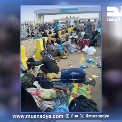 صورة الحجاج اليمنيين يفترشون الأرض أمام منفذ الوديعة قديمة.