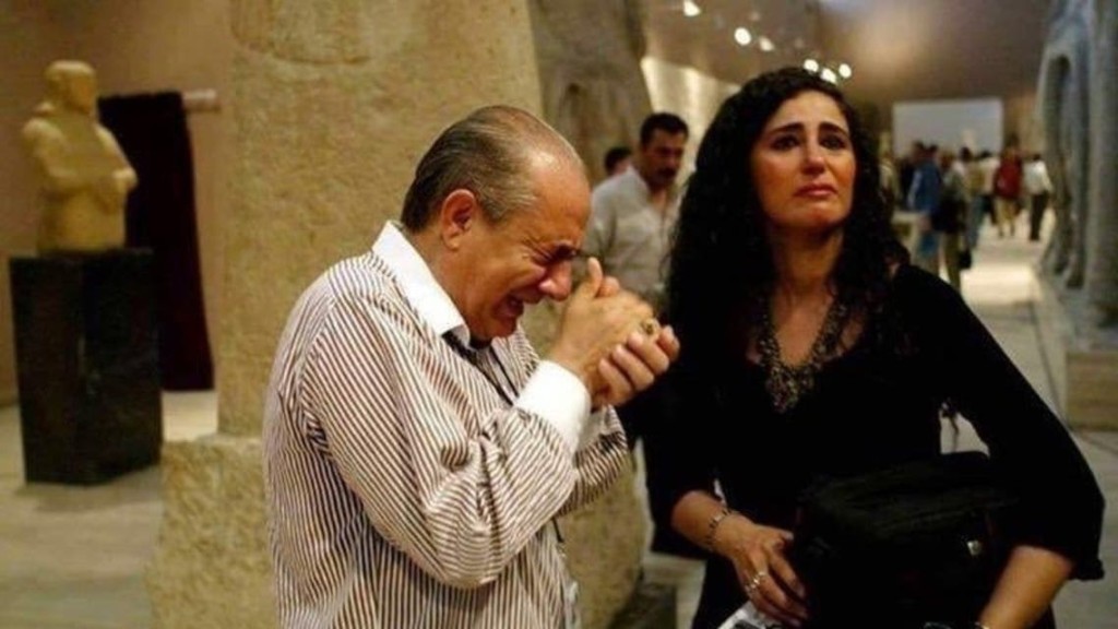 ما قصة هذه الصورة وسبب بكاء الرجل فيها؟