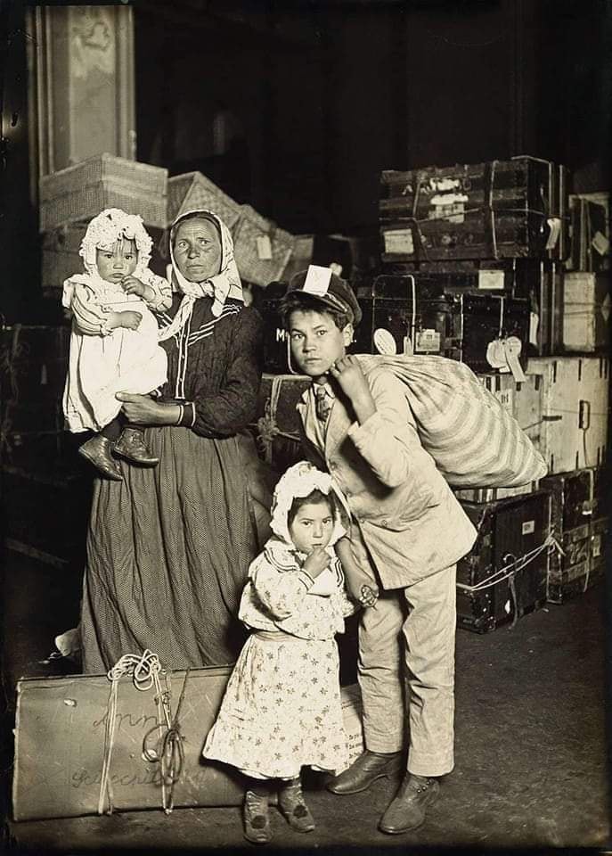 مضلل: هذه الصورة لعائلة إيطالية مهاجرة إلى أمريكا في 1905 وليس إلى ليبيا 