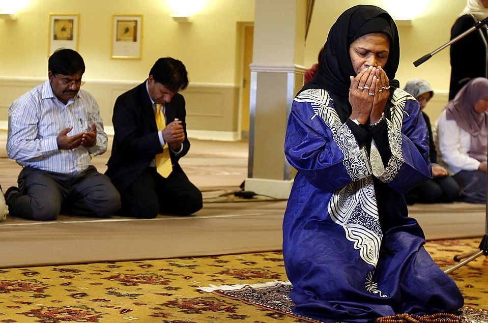 هذه المرأة لم تؤم مصلين في الإمارات.. إليك حقيقتها