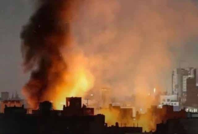 الصورة لغارة أمريكية قديمة في صنعاء وليست في إب