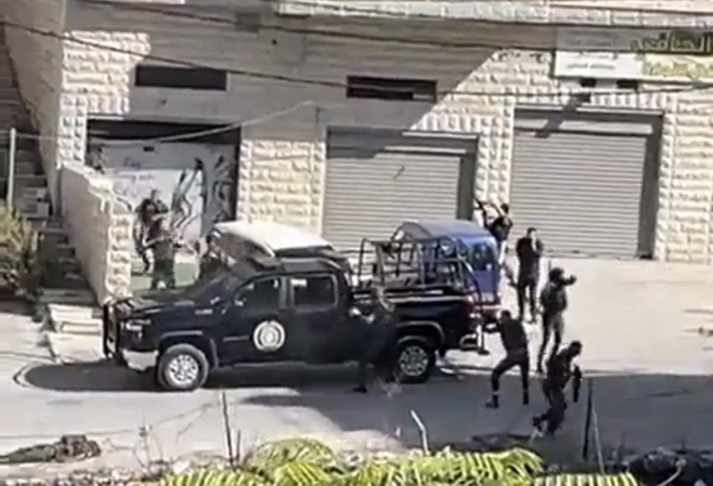 الفيديو لاشتباك بين أجهزة الأمن الفلسطيني ومطلوبين للأجهزة الأمنية وليس لاغتيال الرئيس الفلسطيني