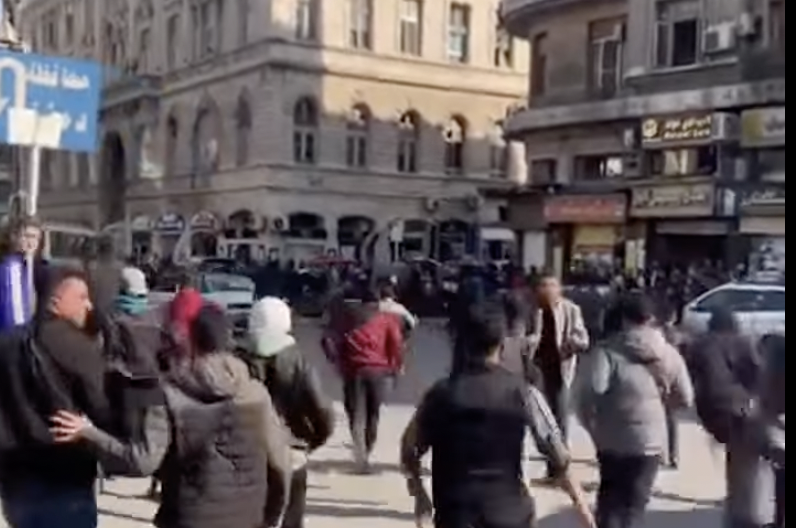 ما حقيقة فيديو الشجار المتداول في ساحة المرجة وسط دمشق؟