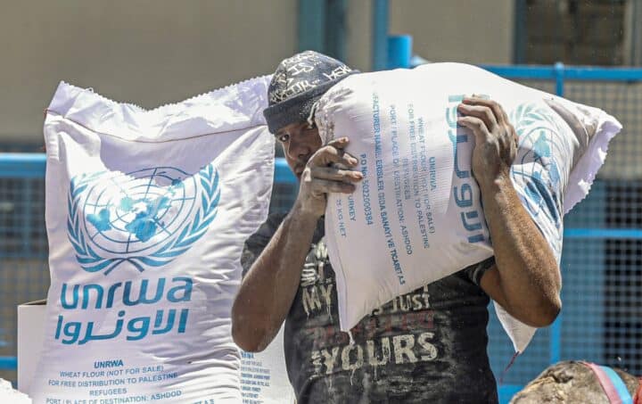 الأونروا تنفي لـ &#8221; تحقق &#8221; توزيع الدقيق  على المواطنين في قطاع غزة خلال الأيام القادمة