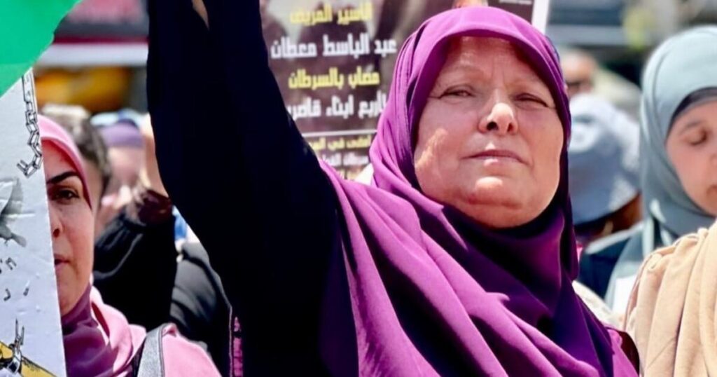الأسيرة المحررة حنان البرغوثي توضح لكاشف حقيقة ما يتم تداوله حول قطع راتبها ورواتب زوجها وأبنائها الأسرى