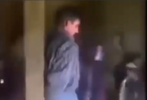 فيديو قديم يظهر جنديًا من جيش الأسد يعتدي على رجل وزوجته