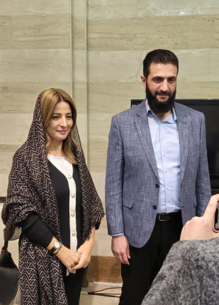 الصورة لمذيعة قناة العربية بجانب أحمد الشرع وليست زوجته