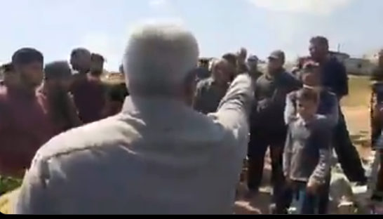 الفيديو المتداول لتبرؤ رجل سوري من ابنه بسبب انضمامه لهيئة تحرير الشام قديم
