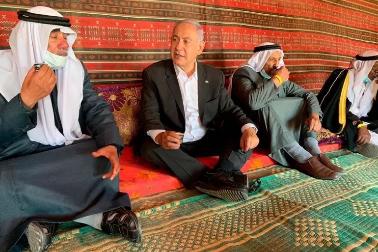 الصورتان قديمتان لاجتماع نتنياهو في بدو رهط في أعقاب حملته الانتخابية