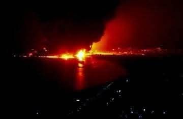 الصورة لغارة إسرائيلية على ميناء الحديدة وليست لأمريكية في جزيرة كمران